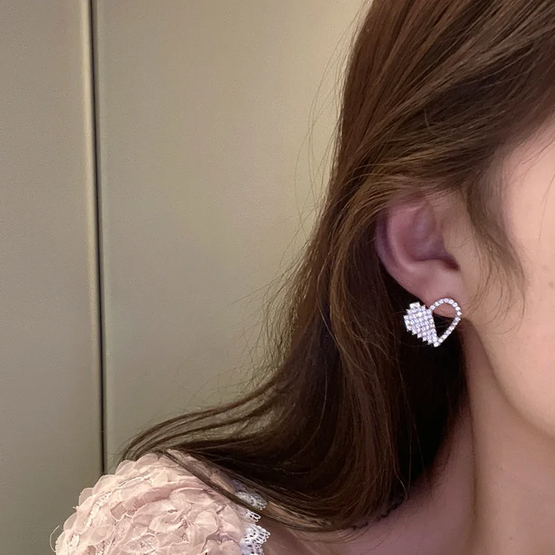 Fashion Full Rhinestone Hollow Out Mosaic Love Heart Stud Earring Young Girls Delicate Silver Color Heart for Woman Jewelry Gift
Fashion Full Rhinestone Hollow Out Mosaic Love Heart Stud Earring Young Girls Delicate Silver Color Heart for Woman Jewelry Gift