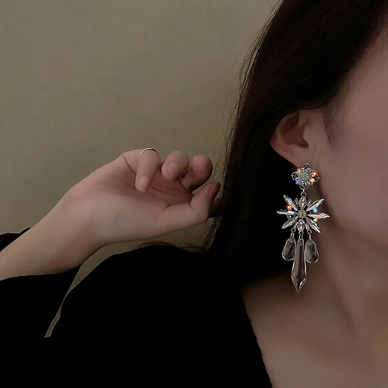925 Silver Needle Rhinestone Crystal Long Flower Earring Exaggerated Ins Fashion Earbob Wedding Prom Net Celebrity Earbob Female
925 Silver Needle Rhinestone Crystal Long Flower Earring Exaggerated Ins Fashion Earbob Wedding Prom Net Celebrity Earbob Female