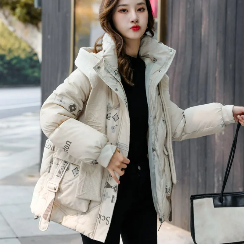 2023 New Women Cotton Coat Winter Jacket Female Loose Short Parkas Warm Thick Outwear Fashion Slimming Print Hooded Overcoat
2023 New Women Cotton Coat Winter Jacket Female Loose Short Parkas Warm Thick Outwear Fashion Slimming Print Hooded Overcoat