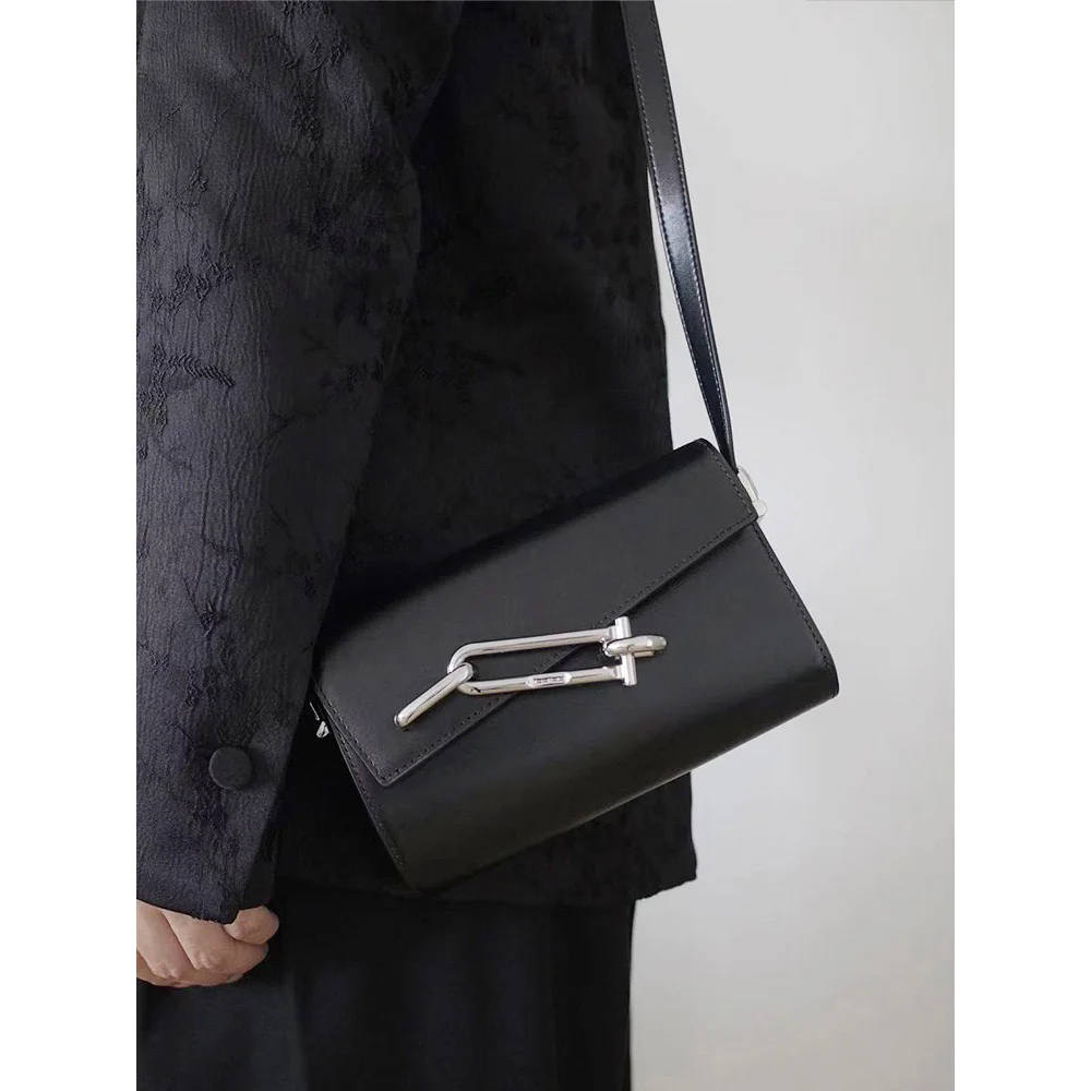 23 years autumn and winter ladies lock box bag black small square bag niche fashion men's bag crossbody armpit bag
23 years autumn and winter ladies lock box bag black small square bag niche fashion men's bag crossbody armpit bag