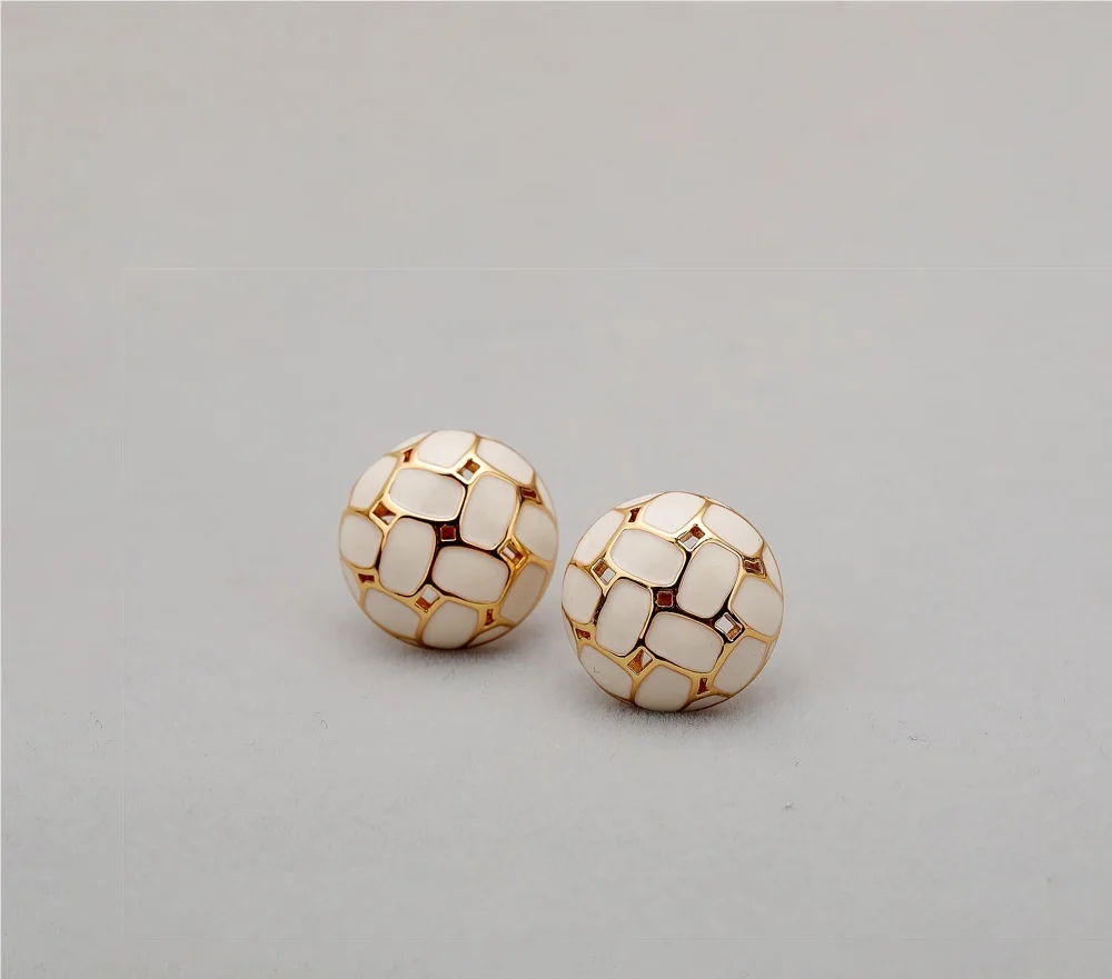 New 2022 Niche Designer Handmade Brass Gold Plated 925 Silver Needle Enamel Plateau-style French Premium Vintage Stud Ear Clip
New 2022 Niche Designer Handmade Brass Gold Plated 925 Silver Needle Enamel Plateau-style French Premium Vintage Stud Ear Clip
