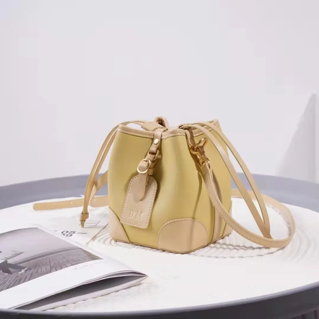 New Genuine Leather Bucket Bag 2022 Fashion One Shoulder Color Matching Premium Crossbody Bag Women's Cow Leather Bag
New Genuine Leather Bucket Bag 2022 Fashion One Shoulder Color Matching Premium Crossbody Bag Women's Cow Leather Bag