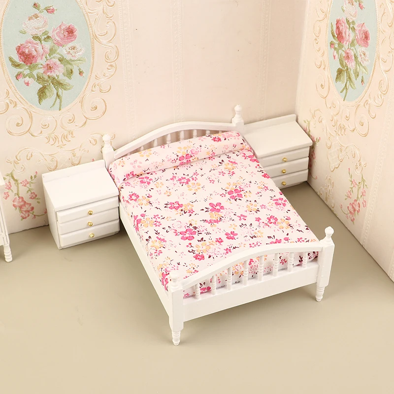 1Set Dollhouse Floral Double Bed Bedside Table Set European Furniture Home Model Decoration Toys Dollhouse Accessories
1Set Dollhouse Floral Double Bed Bedside Table Set European Furniture Home Model Decoration Toys Dollhouse Accessories