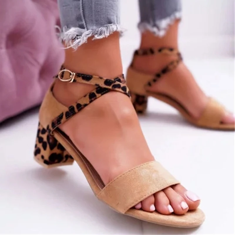 2022 Summer Women Sandals Peep-toe Buckle Strap Sandals Party Leopard Print Yellow Square High Heels 5CM Sandals
2022 Summer Women Sandals Peep-toe Buckle Strap Sandals Party Leopard Print Yellow Square High Heels 5CM Sandals