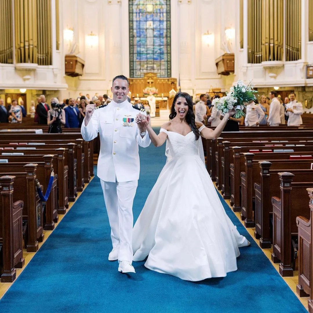 Elegant Long V-Neck Off Shoulder Wedding Dresses A-Line Satin Pleated Bridal Gowns Sweep Train Robe de mariage for Women
Elegant Long V-Neck Off Shoulder Wedding Dresses A-Line Satin Pleated Bridal Gowns Sweep Train Robe de mariage for Women