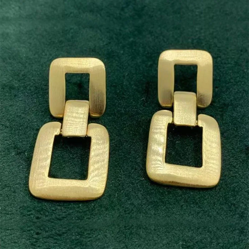 Irregular Geometric French Earrings Women European and American Exaggerated Temperament High-end Cold Wind Ear Jewelry
Irregular Geometric French Earrings Women European and American Exaggerated Temperament High-end Cold Wind Ear Jewelry