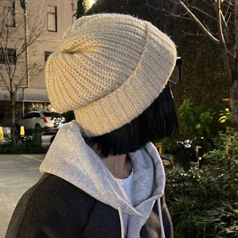 Модные новые женские вязаные шапки, повседневные ветрозащитные теплые облегающие шапки, уличная одежда, однотонные зимние шапки в Корейском стиле, женские шикарные шапки, новинка 2022 
Модные новые женские вязаные шапки, повседневные ветрозащитные теплые облегающие шапки, уличная одежда, однотонные зимние шапки в Корейском стиле, женские шикарные шапки, новинка 2022