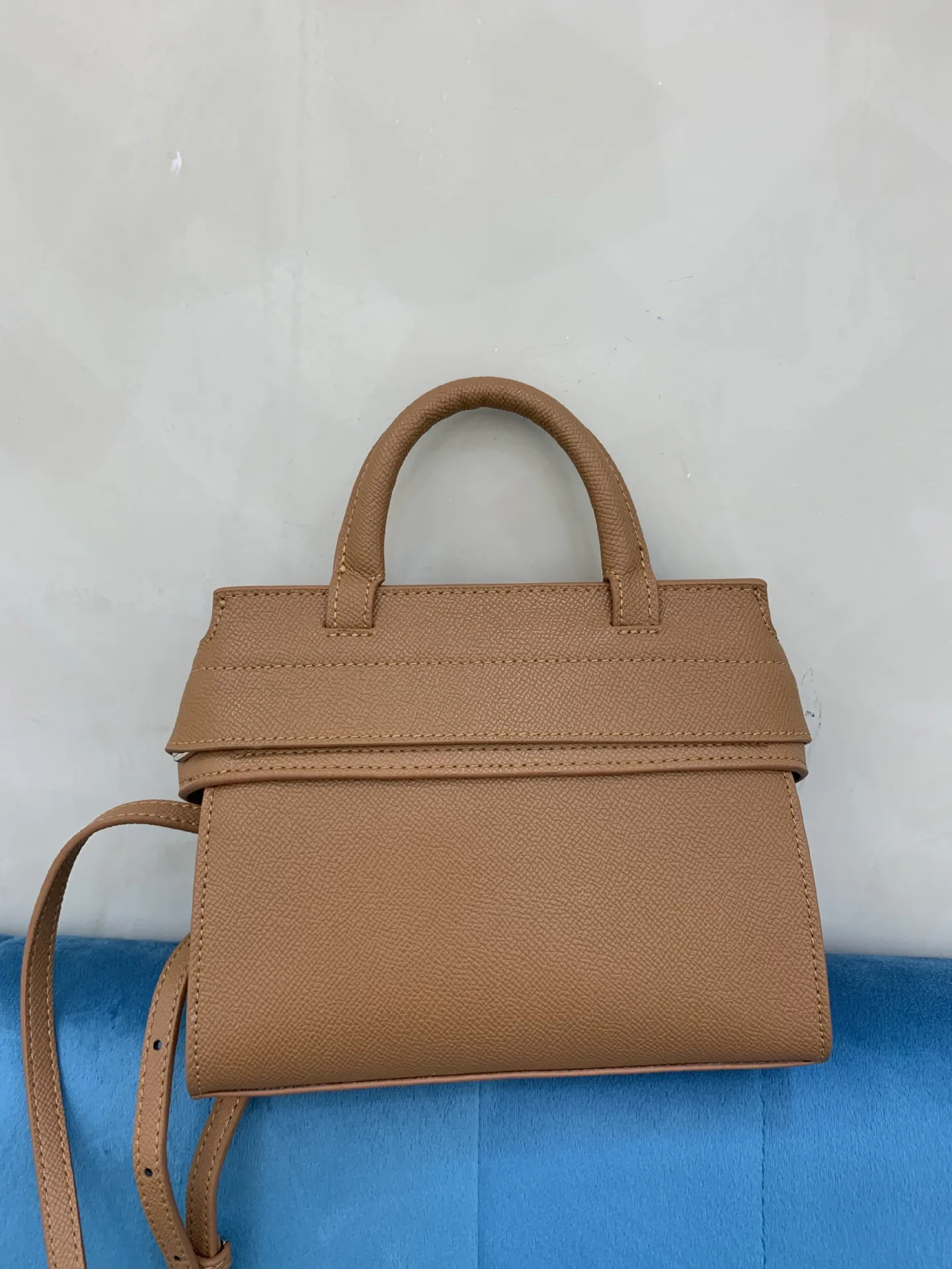 2022 New Cowhide Fashion Versatile Commuter Business Style Handbag Shoulder Bag Quality Women's Bag
2022 New Cowhide Fashion Versatile Commuter Business Style Handbag Shoulder Bag Quality Women's Bag
