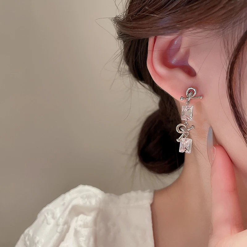 925 Silver needle Post Asymmetric Zircon Knot Stud Earrings for women 2022 trending new vintage piercings fashion jewelry su
925 Silver needle Post Asymmetric Zircon Knot Stud Earrings for women 2022 trending new vintage piercings fashion jewelry su