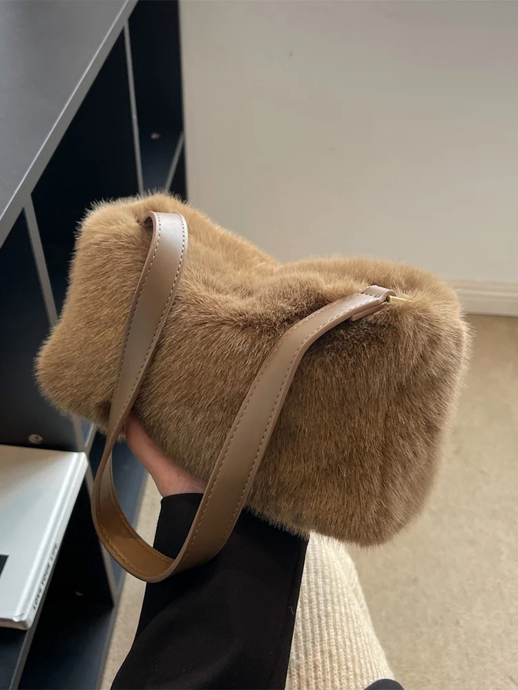 2023 Fashion Soft Faux Fur Shoulder Bags Cute Fluffy Crossbody Handbag Mini Shoulder Chain Bag Messenger Bag Designer Totes Bag
2023 Fashion Soft Faux Fur Shoulder Bags Cute Fluffy Crossbody Handbag Mini Shoulder Chain Bag Messenger Bag Designer Totes Bag