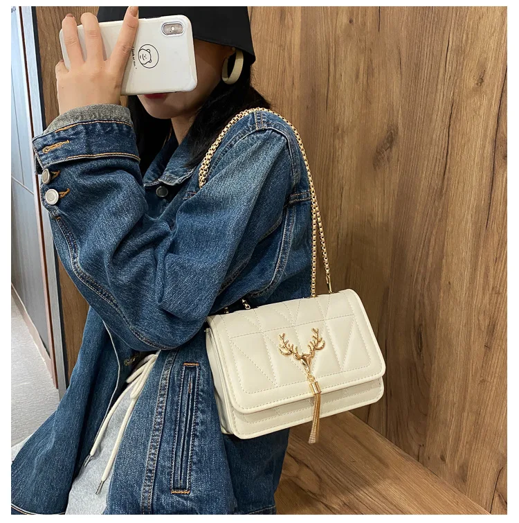 Deer Logo Women Small Leather Crossbody Shoulder Bags with Chain Strap Size 20*14.5*6.5 Cm
Deer Logo Women Small Leather Crossbody Shoulder Bags with Chain Strap Size 20*14.5*6.5 Cm