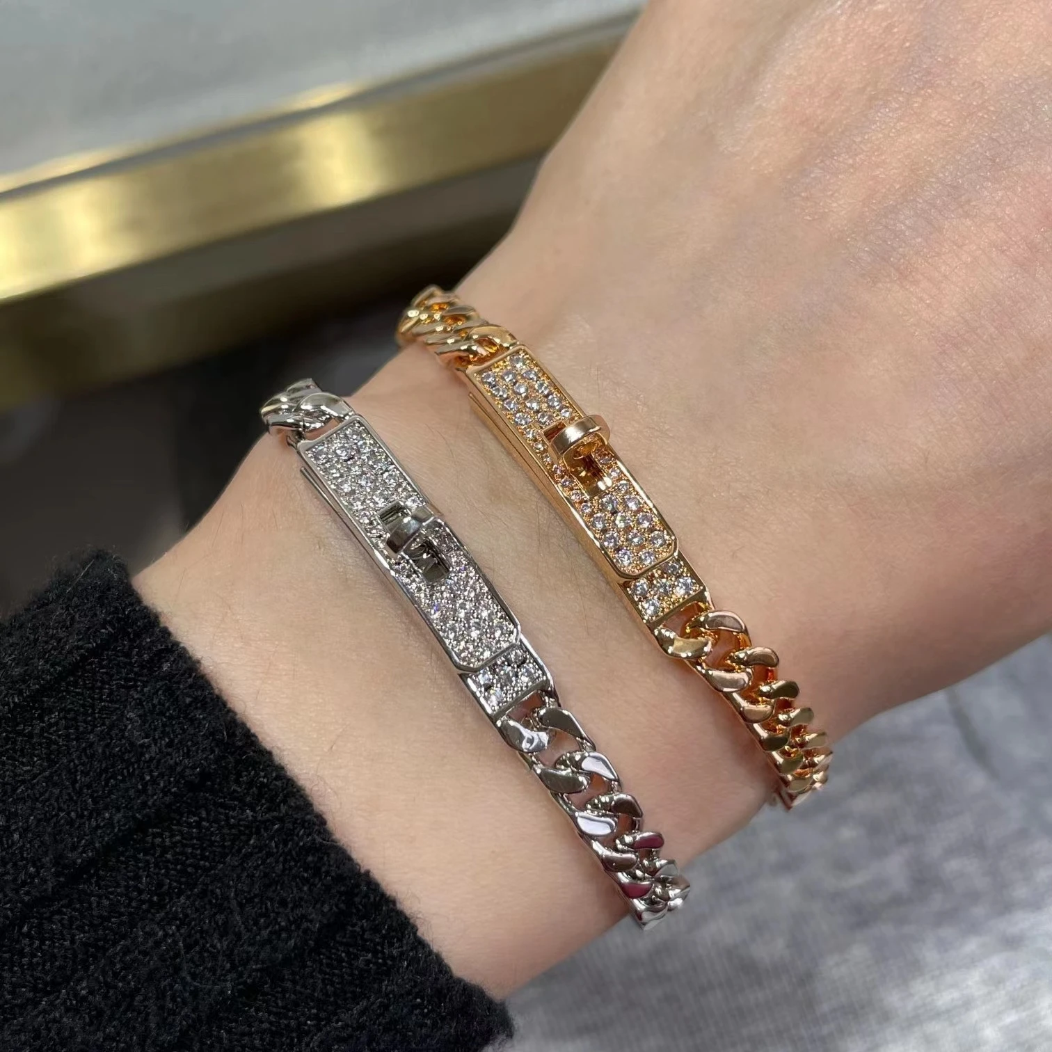 Classic original 925 sterling silver pig nose bracelet men and women's fashion brand simple luxury jewelry party gift 
Classic original 925 sterling silver pig nose bracelet men and women's fashion brand simple luxury jewelry party gift