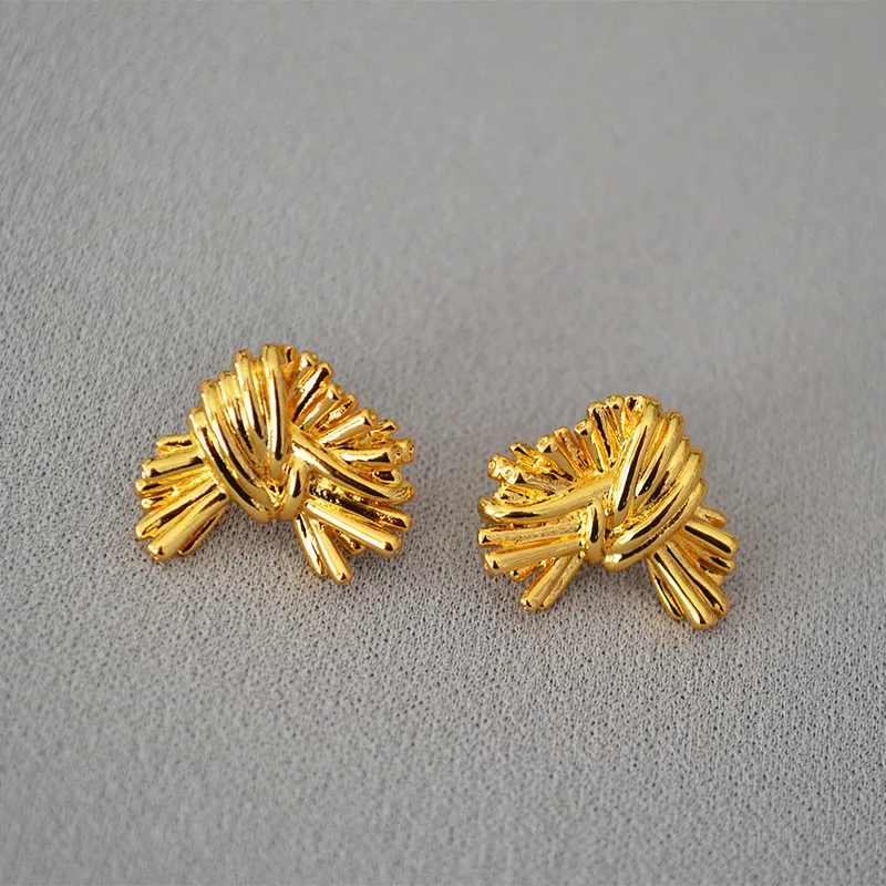 Japanese and Korean minority design thatch woven shape brass retro exaggerated indifference 925 silver needle Earrings
Japanese and Korean minority design thatch woven shape brass retro exaggerated indifference 925 silver needle Earrings