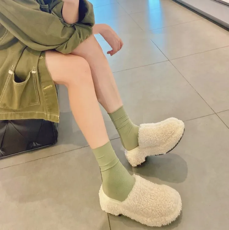 Плюшевые меховые тапки на толстой подошве, новинка осенне-зимнего сезона 2022 года
Плюшевые меховые тапки на толстой подошве, новинка осенне-зимнего сезона 2022 года