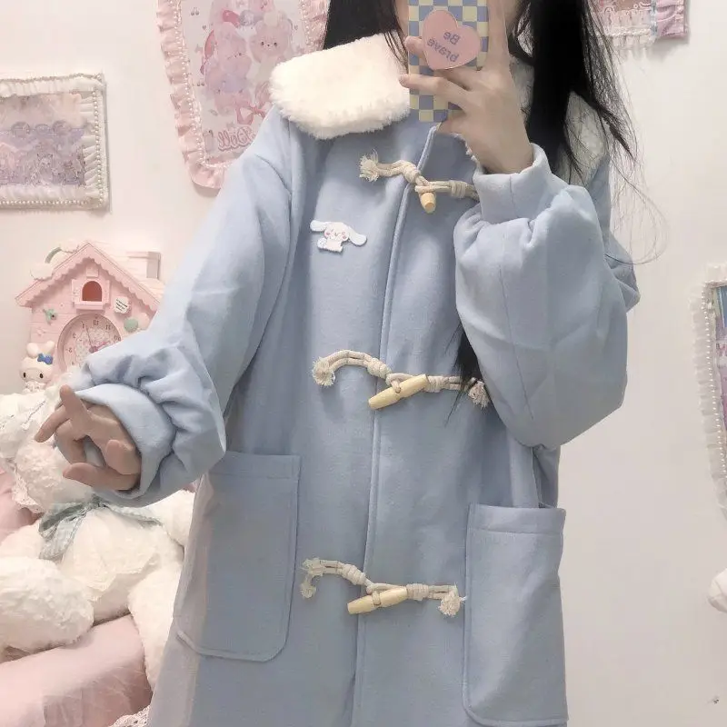 Оригинальное пальто с капюшоном в виде рога Cinnamoroll, новинка, шерстяное двухстороннее шерстяное утепленное пальто Sanrio Jk, Студенческая стеганая куртка, подарок
Оригинальное пальто с капюшоном в виде рога Cinnamoroll, новинка, шерстяное двухстороннее шерстяное утепленное пальто Sanrio Jk, Студенческая стеганая куртка, подарок