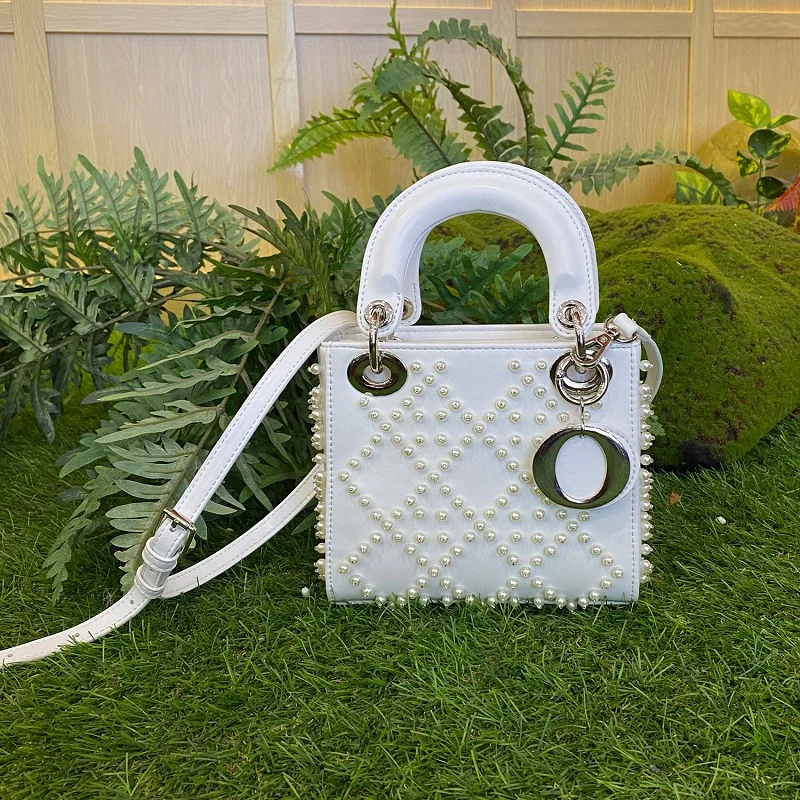 High Quality Women Diana Bag Shoulder Bag Letter D Luxucy Brand designer purse Fashion Lamb Leather Leather Crossbody Handbag
High Quality Women Diana Bag Shoulder Bag Letter D Luxucy Brand designer purse Fashion Lamb Leather Leather Crossbody Handbag