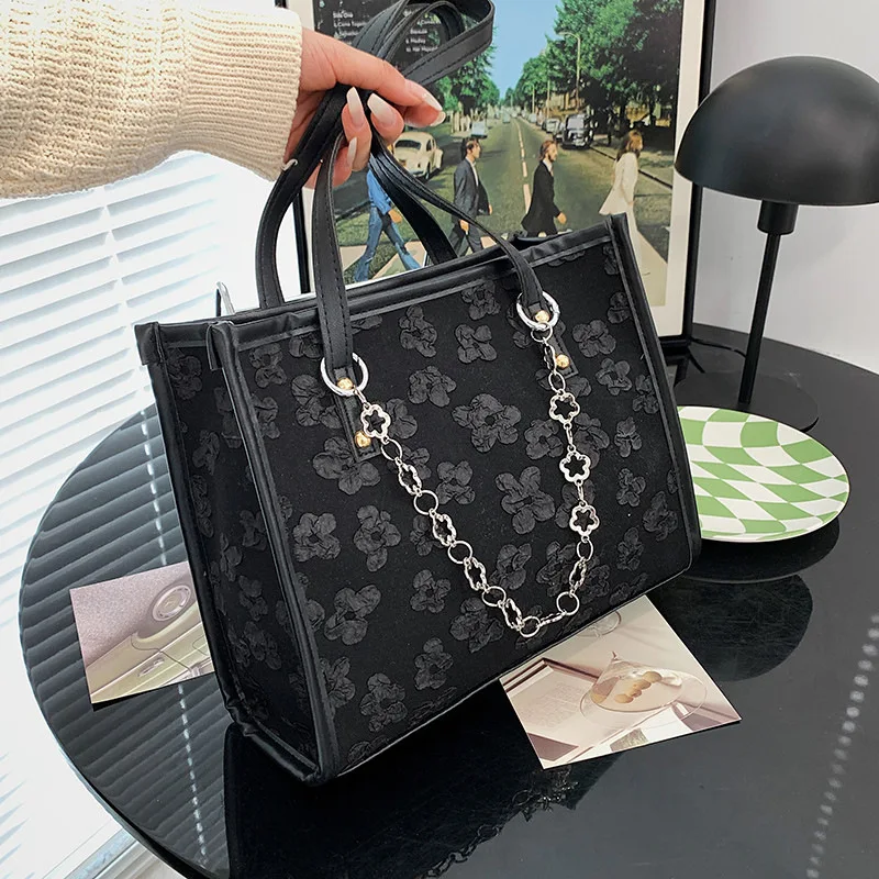 Tote Women'S Bag 2022 New Jacquard Retro Bag Large-Capacity Chain Lace Shoulder Bag Black Underarm Bag
Tote Women'S Bag 2022 New Jacquard Retro Bag Large-Capacity Chain Lace Shoulder Bag Black Underarm Bag