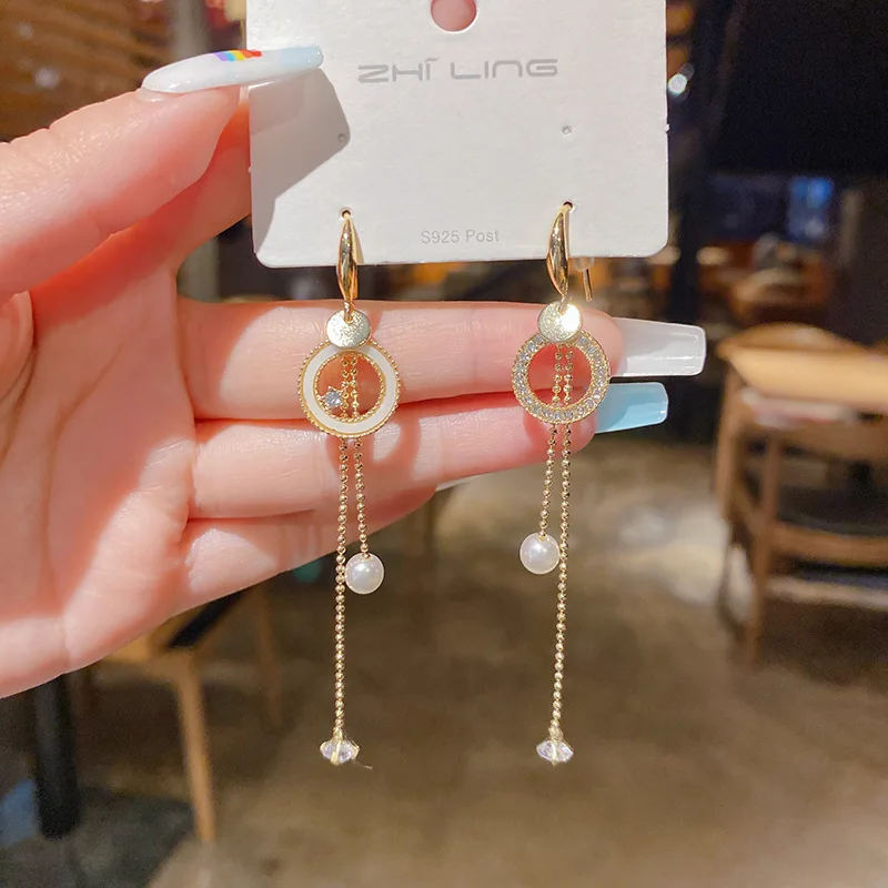 2022 New Gold Circle Pearl Studded Tassel Long Earrings For Women Asymmetric Personality Elegance Luxurious Korean Fashion Gifts
2022 New Gold Circle Pearl Studded Tassel Long Earrings For Women Asymmetric Personality Elegance Luxurious Korean Fashion Gifts