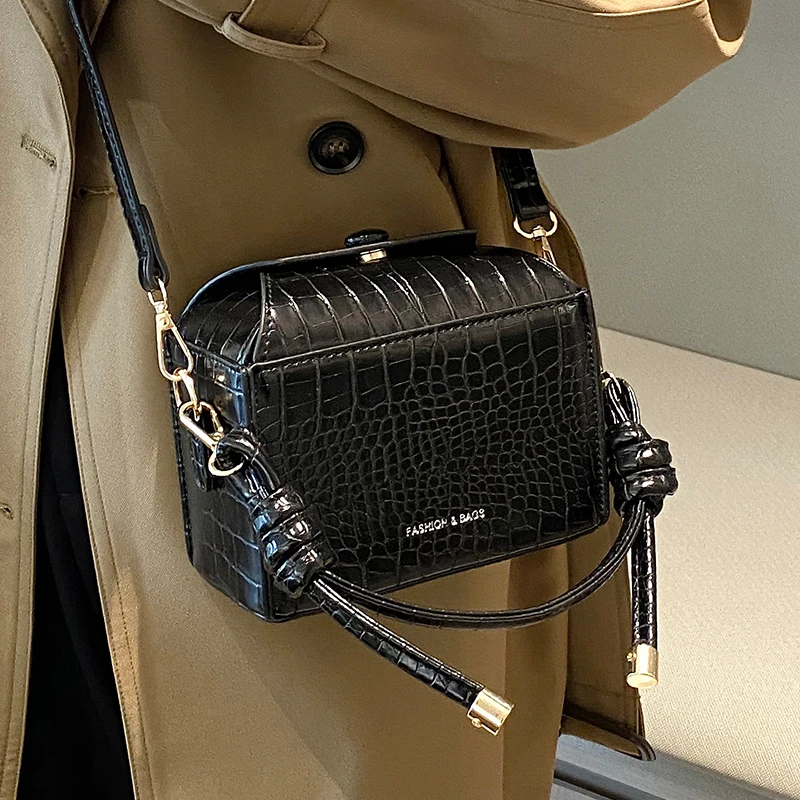 Crocodile Pattern Box Bag Women's Bag 2023 New Spring French High-end Fashion Shoulder Bag All-match Small Square Bag for Women
Crocodile Pattern Box Bag Women's Bag 2023 New Spring French High-end Fashion Shoulder Bag All-match Small Square Bag for Women