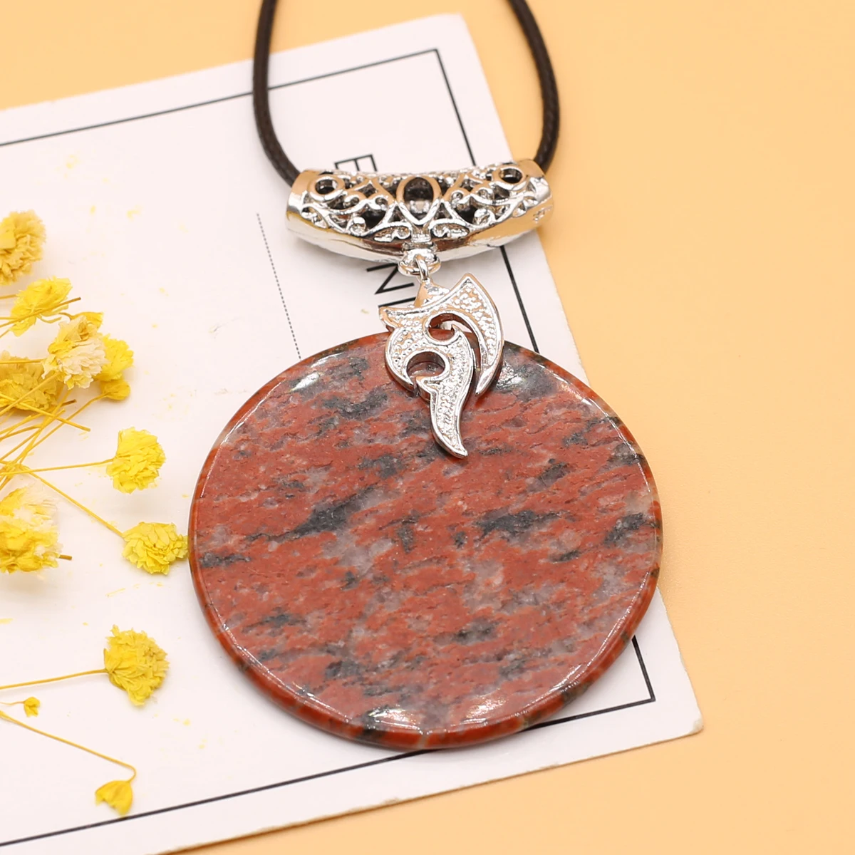 Natural Sesame Stone Pendant Exquisite Round Pendant Chain Necklace Charms for Women Jewelry Party Gift
Natural Sesame Stone Pendant Exquisite Round Pendant Chain Necklace Charms for Women Jewelry Party Gift