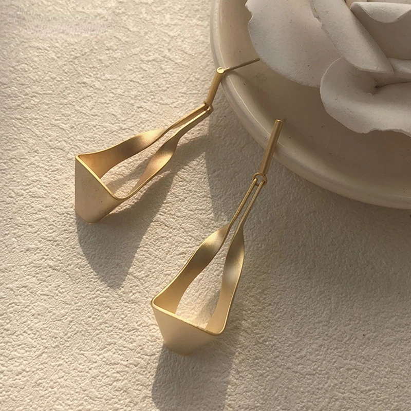2022 New Personality Punk Gold Metal Pendant Earrings Geometrically Irregular Deformation Girl Jewelry Gift
2022 New Personality Punk Gold Metal Pendant Earrings Geometrically Irregular Deformation Girl Jewelry Gift