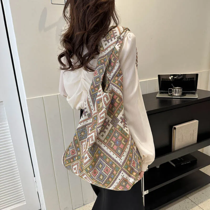Large Capacit Fashionable and Minimalist Temperament Casual Style Early Autumn 2023 New Underarm Tote Shoulder Bag for Women
Large Capacit Fashionable and Minimalist Temperament Casual Style Early Autumn 2023 New Underarm Tote Shoulder Bag for Women