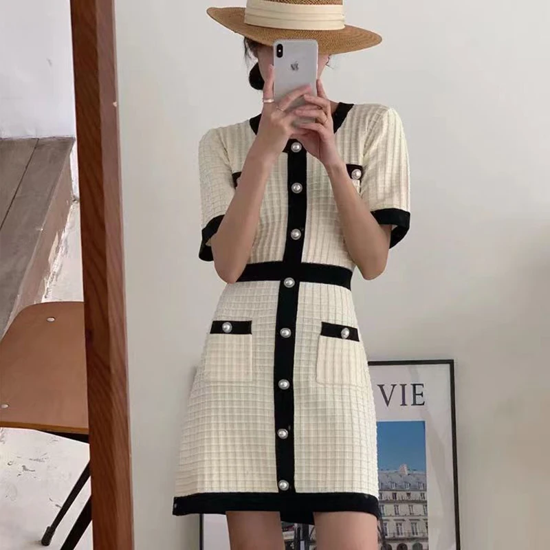 Light luxury style knitted dresses women's 2022 summer new style contrast color stitching button waist skirt temperament is thin
Light luxury style knitted dresses women's 2022 summer new style contrast color stitching button waist skirt temperament is thin