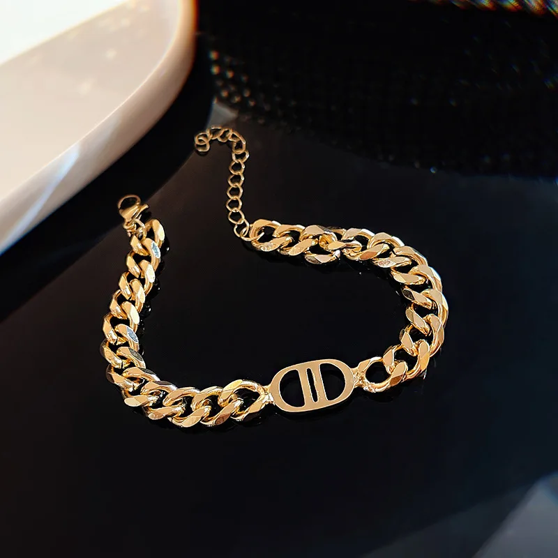 Gold Thick Chain Men's Ladies Bracelet Couple Bracelet Letter D Hip Hop Classic Vintage Figaro Bracelet Jewelry for Women
Gold Thick Chain Men's Ladies Bracelet Couple Bracelet Letter D Hip Hop Classic Vintage Figaro Bracelet Jewelry for Women