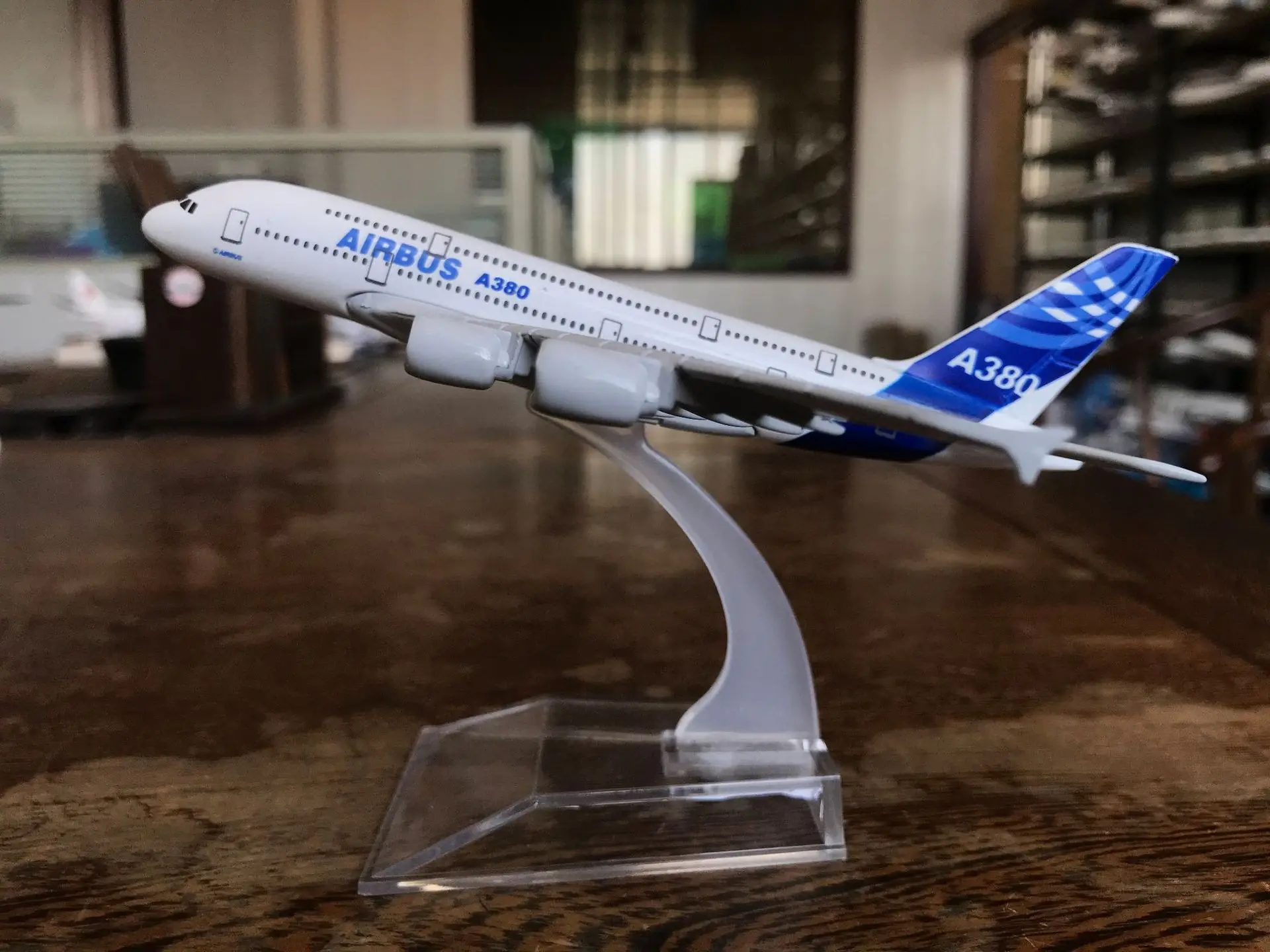 1:500 A380 Airplane Model 16cm Original Model UAE Malaysia Airlines Gift Collection Alloy Simulation Toys for Boys
1:500 A380 Airplane Model 16cm Original Model UAE Malaysia Airlines Gift Collection Alloy Simulation Toys for Boys