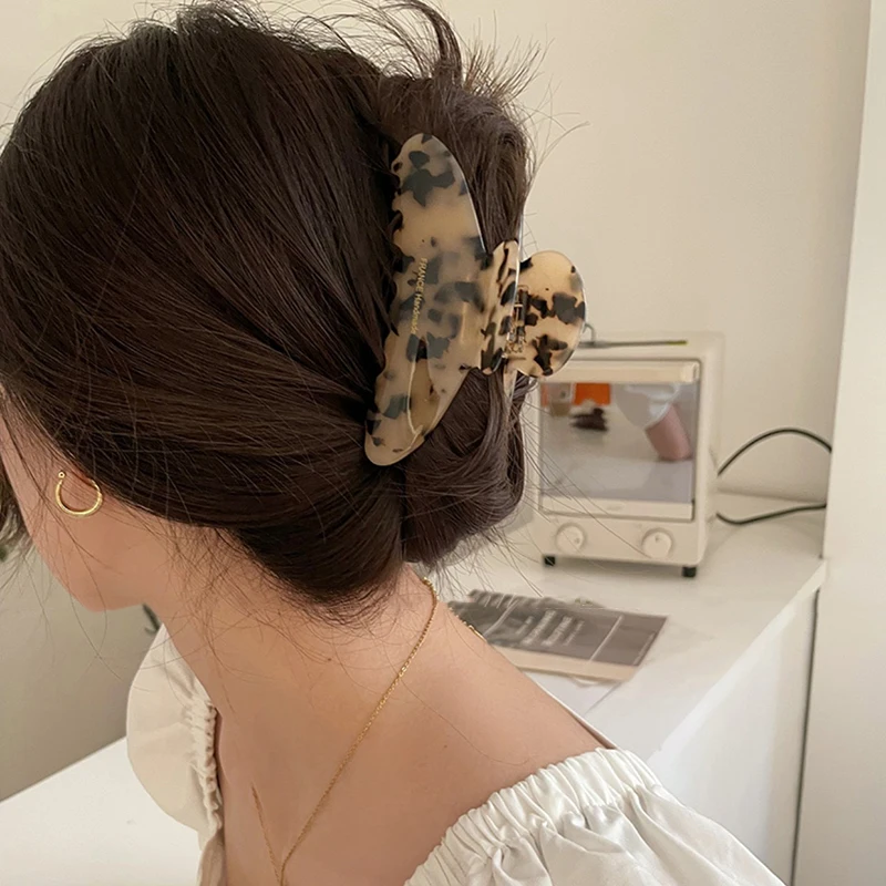 Fashion Acetic Acid Hair Clips Elegant Large Hair Claw Shark Clip Korean Barrettes Crab Heawear For Women Girls Hair Accessories
Fashion Acetic Acid Hair Clips Elegant Large Hair Claw Shark Clip Korean Barrettes Crab Heawear For Women Girls Hair Accessories