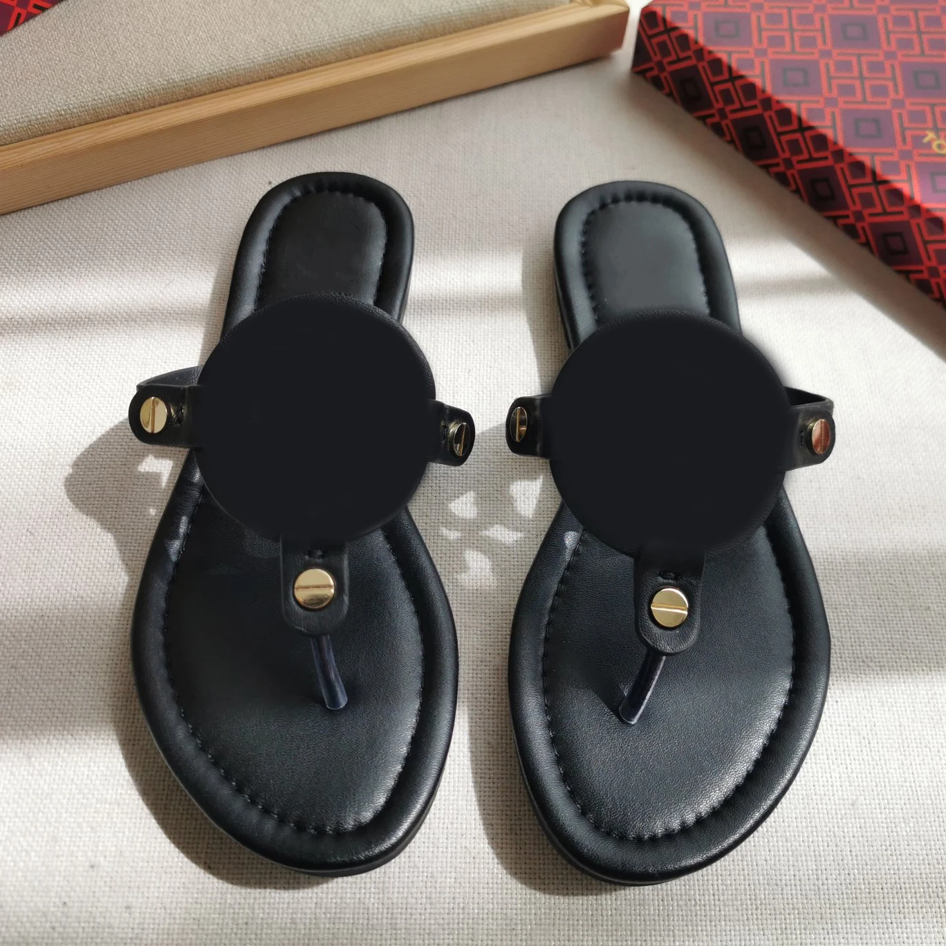 2022 Summer Hollow Out Logo Solid Color Flip Flops Flat Slippers Sandals Women Genuine Leather Beach Shoes Luxury Brand Shoes
2022 Summer Hollow Out Logo Solid Color Flip Flops Flat Slippers Sandals Women Genuine Leather Beach Shoes Luxury Brand Shoes