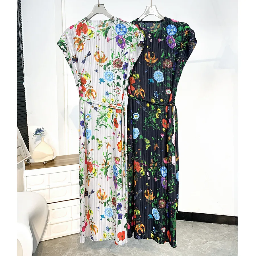 Floral pleated dress women's new round neck short-sleeved mid-length loose lace-up thin temperament mother skirt
Floral pleated dress women's new round neck short-sleeved mid-length loose lace-up thin temperament mother skirt