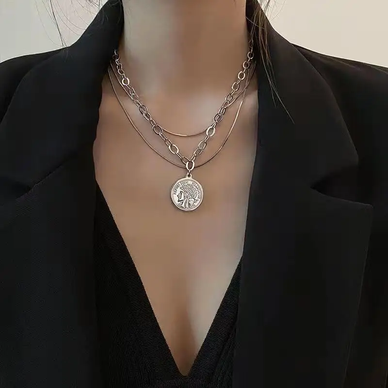 

1pcs multi-layer stacked necklace female light luxury niche design sense ins cold wind hip-hop collarbone chain accessories