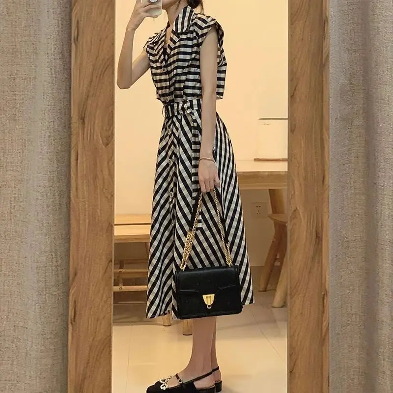 Женское однобортное платье в полоску с летним дизайном. Длинная трапециевидная юбка с коротким рукавом и отложным воротником 
Женское однобортное платье в полоску с летним дизайном. Длинная трапециевидная юбка с коротким рукавом и отложным воротником