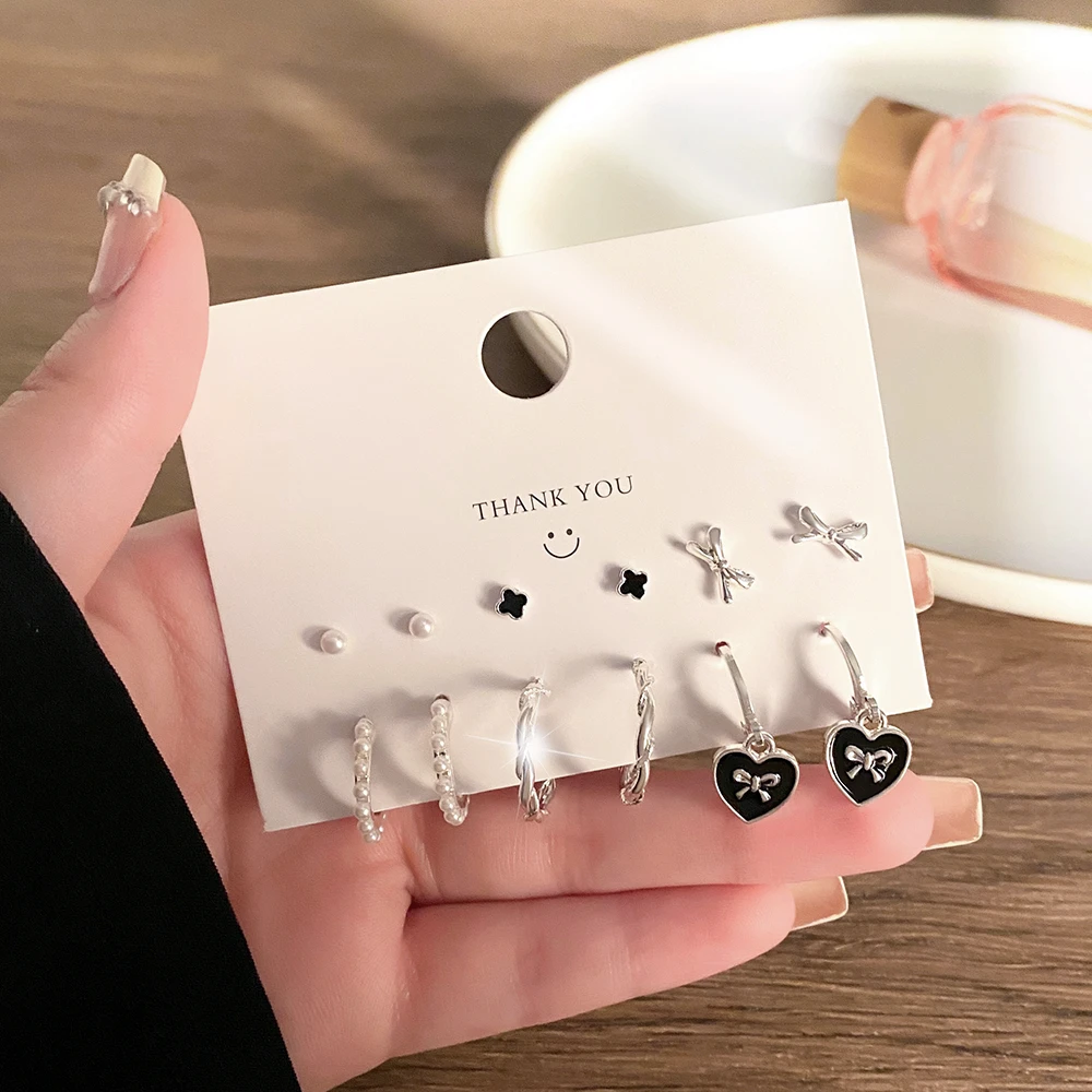 KISSWIFE New Korean Black Heart Bow Earrings Set For Women Girls Silver Color Alloy Pearl Hoop Earrings Charm Jewelry Party Gift
KISSWIFE New Korean Black Heart Bow Earrings Set For Women Girls Silver Color Alloy Pearl Hoop Earrings Charm Jewelry Party Gift