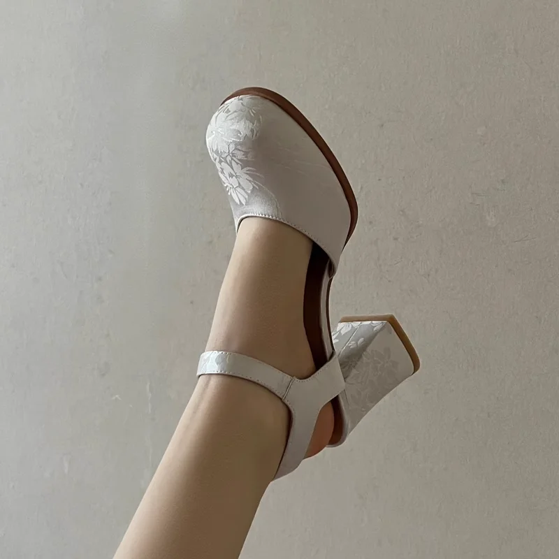 Floral Pattern Roman High Heels Retro Embroidered Mary Jane Shoes Chunky Heel French Silk Sandals 2023 Summer Party Dress Pumps
Floral Pattern Roman High Heels Retro Embroidered Mary Jane Shoes Chunky Heel French Silk Sandals 2023 Summer Party Dress Pumps