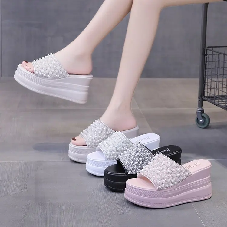 Тапки женские на танкетке, повседневные шлепанцы на низкой платформе, сланцы, Роскошная мягкая пляжная обувь, из ПВХ и полиуретана, в римском стиле, лето 2023
Тапки женские на танкетке, повседневные шлепанцы на низкой платформе, сланцы, Роскошная мягкая пляжная обувь, из ПВХ и полиуретана, в римском стиле, лето 2023