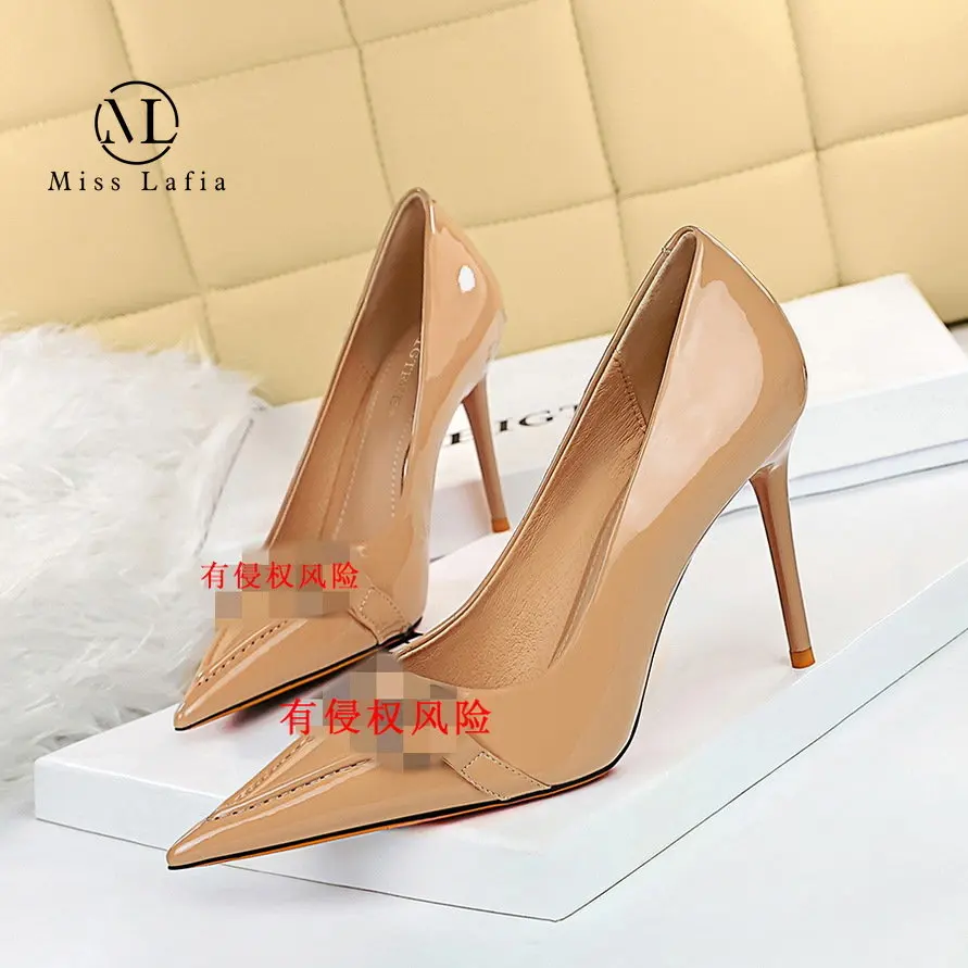 2023 New Style Korean Fashion heel Heel Shiny Lacquer Leather Shallow Mouth Pointed Metal Buckle Decorative Shoes
2023 New Style Korean Fashion heel Heel Shiny Lacquer Leather Shallow Mouth Pointed Metal Buckle Decorative Shoes