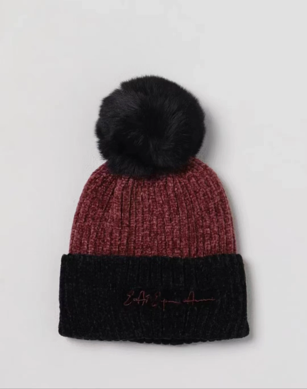 Fenggejiwo woolen hat made of knitted chenille fabric, rabbit hair ball has good elasticity
Fenggejiwo woolen hat made of knitted chenille fabric, rabbit hair ball has good elasticity