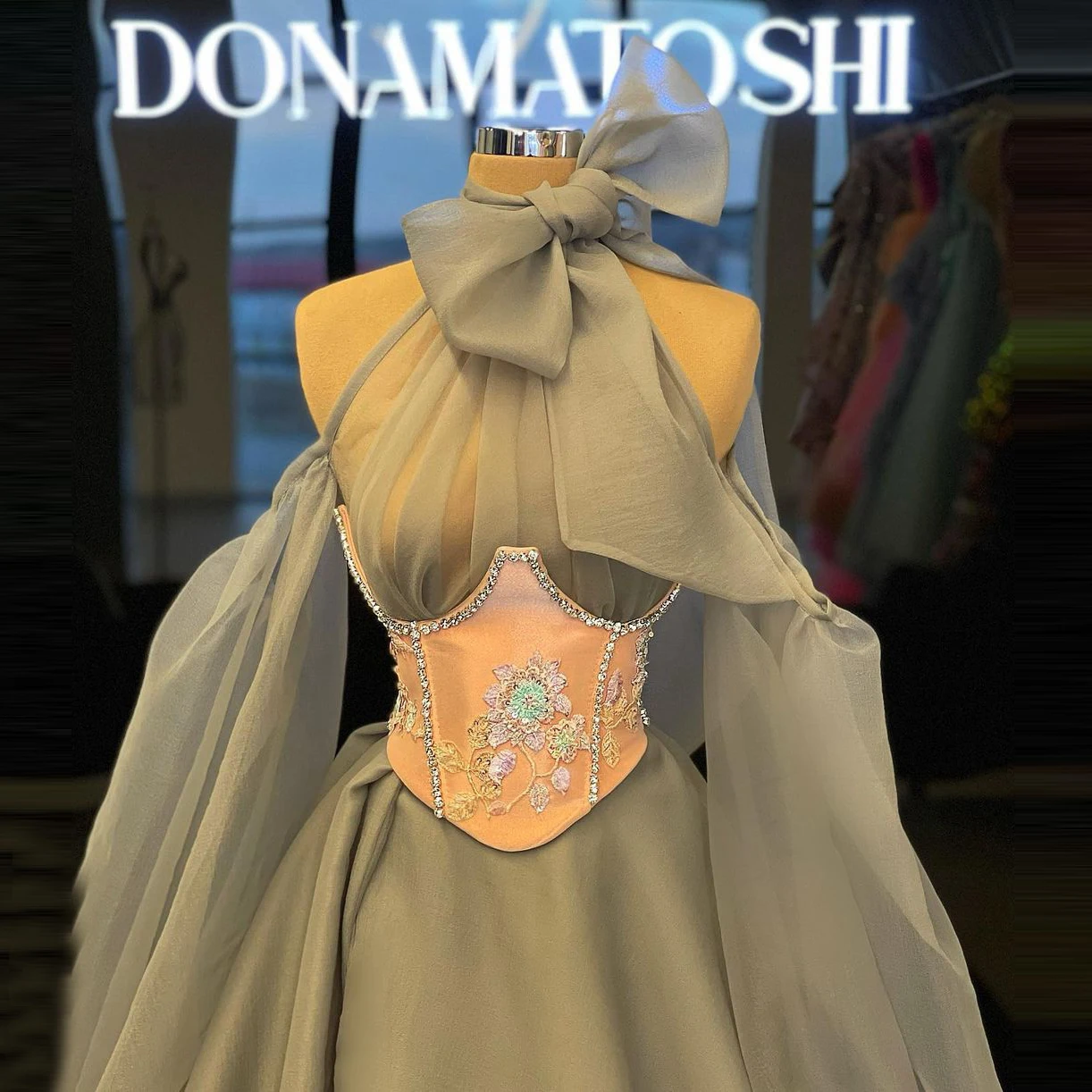 2022 New Arrival Tulle Evening Dresses Bow High Neck Cap Sleeves Organza With Corset Long With Train Pageant Prom Gowns
2022 New Arrival Tulle Evening Dresses Bow High Neck Cap Sleeves Organza With Corset Long With Train Pageant Prom Gowns