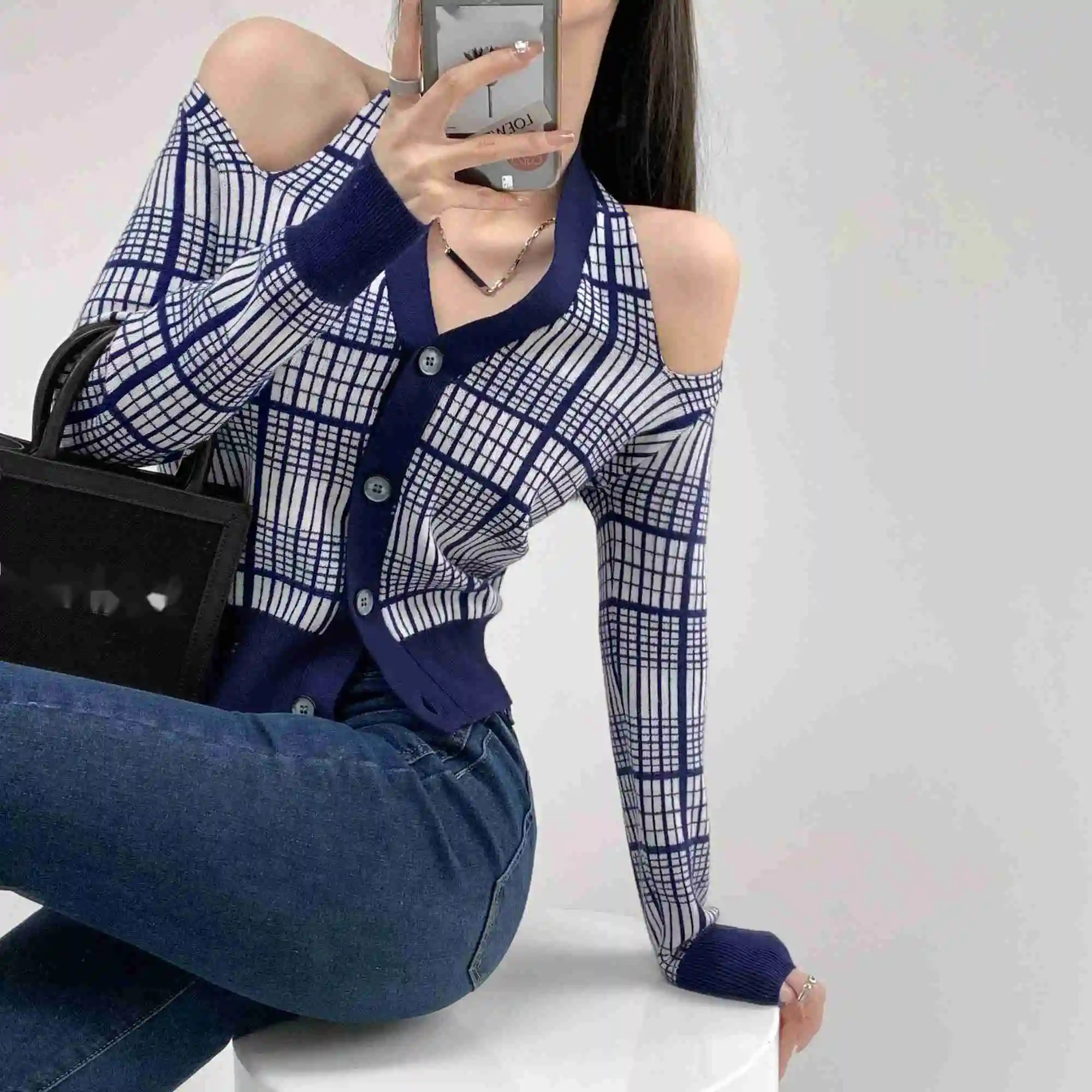 WOMANGAGA 2022 spring and autumn Korean casual style off-the-shoulder hot girl plaid sweater women's halter neck V-neck KI8O
WOMANGAGA 2022 spring and autumn Korean casual style off-the-shoulder hot girl plaid sweater women's halter neck V-neck KI8O