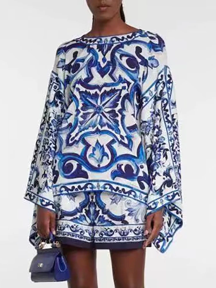 High Quality Summer Women Fashion Designer Blue and White Porcelain Print Shorts Sets Batwing Sleeve Tops + Shorts Suits
High Quality Summer Women Fashion Designer Blue and White Porcelain Print Shorts Sets Batwing Sleeve Tops + Shorts Suits