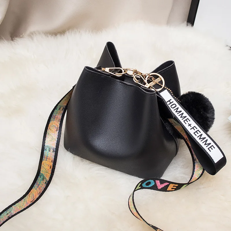 2022 Fashion Women Large Capacity Bucket Crossbody Bag New Style Mini Wide Strap Shoulder Fur Ball Messager Bag Handbag
2022 Fashion Women Large Capacity Bucket Crossbody Bag New Style Mini Wide Strap Shoulder Fur Ball Messager Bag Handbag
