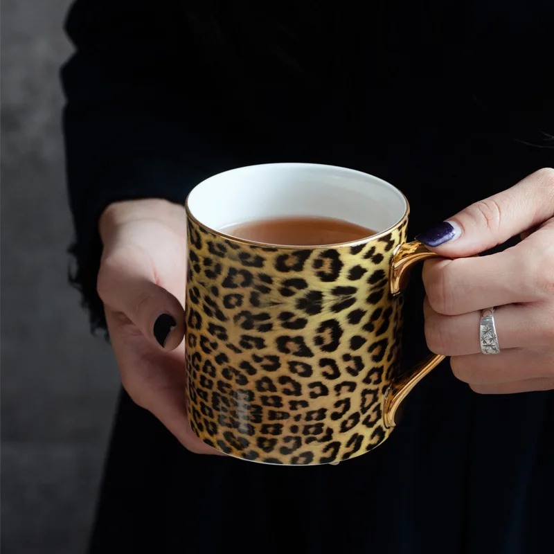 Premium Luxury Style Leopard Bone China Mug With Spoon Set Gold Handle Ceramic Tea Cup Milk Cup Coffee Cup
Premium Luxury Style Leopard Bone China Mug With Spoon Set Gold Handle Ceramic Tea Cup Milk Cup Coffee Cup