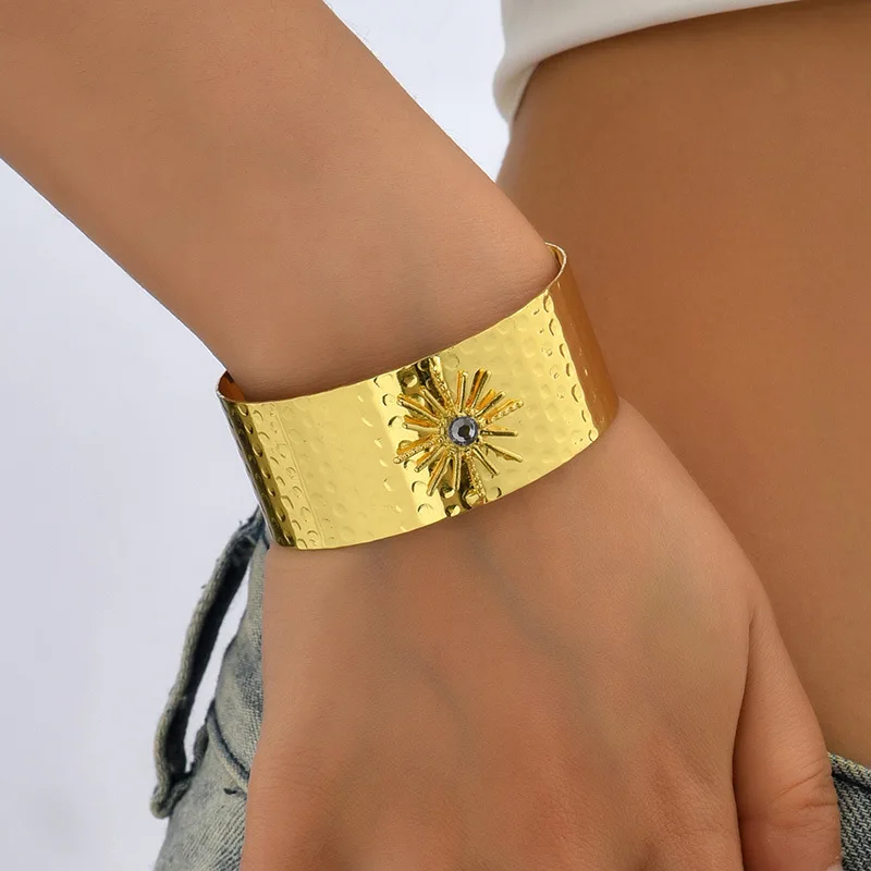 Retro Wide Brim Metal Opening Bracelets Sun Flower Creative Design Charm Bracelet Trend Exaggeration Bracelets For Women
Retro Wide Brim Metal Opening Bracelets Sun Flower Creative Design Charm Bracelet Trend Exaggeration Bracelets For Women