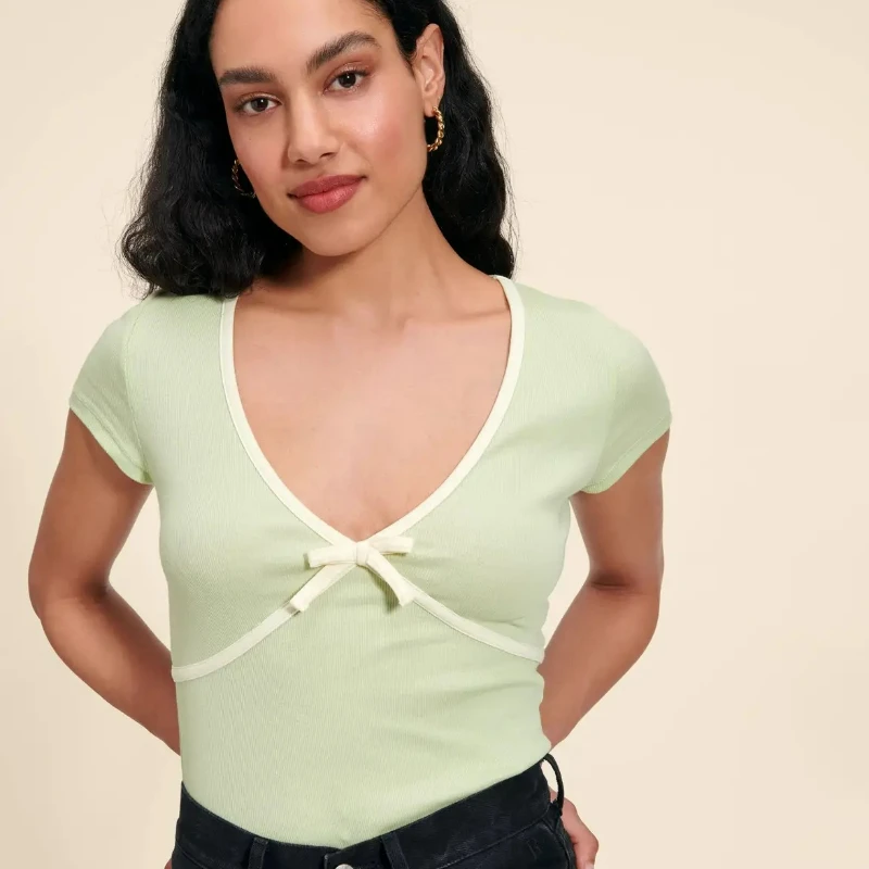 2023 Spring and Summer New Elastic Thread Cotton V-neck Color Contrasting Bowknot Women's T-shirt
2023 Spring and Summer New Elastic Thread Cotton V-neck Color Contrasting Bowknot Women's T-shirt