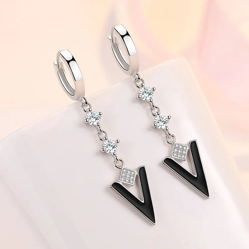 2023 New S925 Sterling Silver Earrings 55MM Triangle Black Zircon Earrings Women's Fashion Wedding Gift Jewelry
2023 New S925 Sterling Silver Earrings 55MM Triangle Black Zircon Earrings Women's Fashion Wedding Gift Jewelry