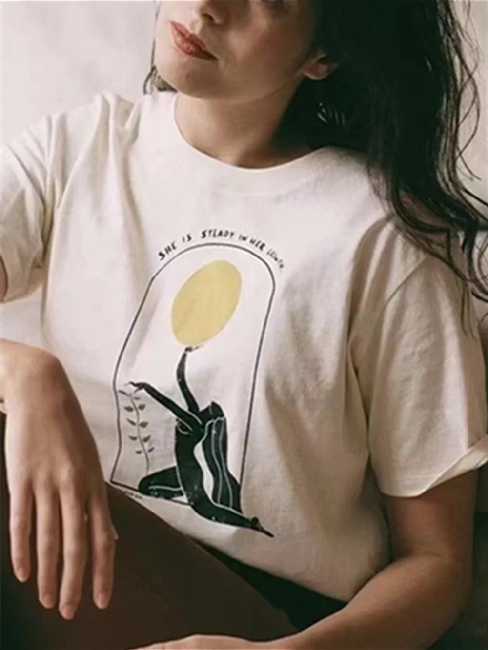 Женская футболка с коротким рукавом, круглым вырезом и абстрактным принтом
Женская футболка с коротким рукавом, круглым вырезом и абстрактным принтом