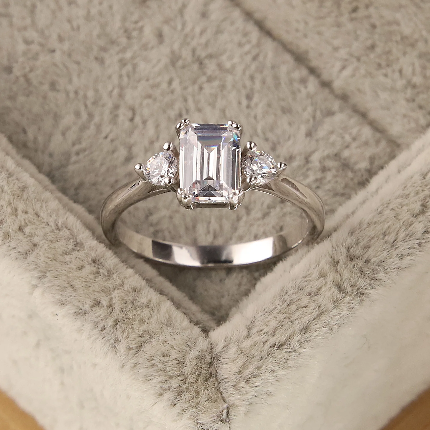 WPB 100% S925 Sterling Silver Rectangular Square Diamond Ring High Carbon Diamond Wedding Rings Women Luxury Jewelry Gifts Party
WPB 100% S925 Sterling Silver Rectangular Square Diamond Ring High Carbon Diamond Wedding Rings Women Luxury Jewelry Gifts Party