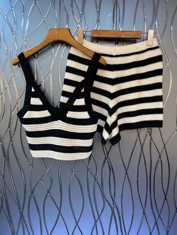 2022 new women fashion suit striped suspender knitted top + shorts 2-piece set 720
2022 new women fashion suit striped suspender knitted top + shorts 2-piece set 720